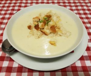 Fokhagymás sajtleves sajtos krutonnal amerikai módra